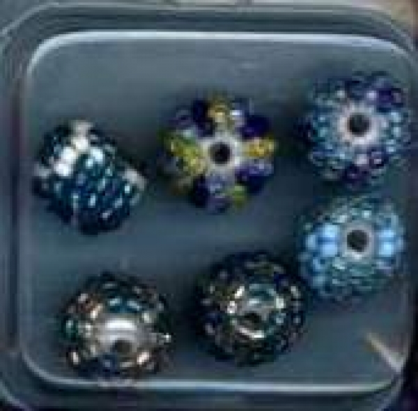 Glasperlen mit Rocailles bestickt türkis